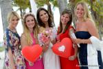 Braut und Bridemaids mit Roten Luftballons am Strand von Key Biscayne