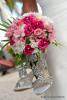 Pinkfarbenes Blumenbouqet mit Silber Brautschuhen und Hochzeitskleid der Braut