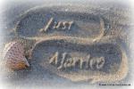 Just married Abdruck im Sand mit Muschel