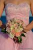 Prinzessinen Hochzeitskleid in Rosa mit passendem Brautstrauss