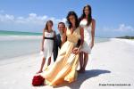 Glueckliche Familie auf Anna Maria Island nach Eheschliessung am weissen Sandstrand