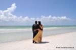Paar am Strand von Anna Maria Island am weissen Sandstrand
