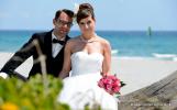 Florida Weddings am Strand von Delray Beach mit Hochzeitspaar auf Baumstamm in traumhafter Kulisse mit Meer