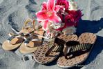 Flip Flops und Lilienstrauss in Pink im Sand