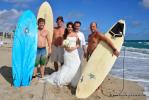 Braut mit Surfern am Strand von Delray Beach