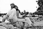 Brautpaar Ruecken an Ruecken sitzend auf dekorativen Steinen in Delray Beach-001