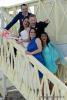 Hochzeitsgaeste bei Fotoshooting nach Trauung im Crandon Park auf Lifeguardhaeuschen