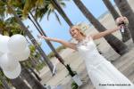 Braut mit Luftballons im weissen Hochzeitskleid mit Luftballons