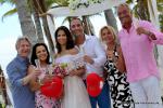 Hochzeitsgesellschaft unter Lanaibogen auf Key Biscayne nach gluecklicher Trauung von Florida Hochzeiten
