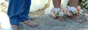 Fuesse der Braut dekoriert mit Blumen im Sand