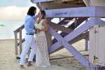 Miami Hochzeit das Paar lehnt am Strandhaeuschen