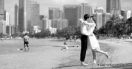 Hochzeitspaar kuessend vor Kulisse von Miami-001