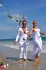 Rosen und Rosenblaetter mit Paar am Meer weiss gekleidet