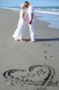 I Love You Herz gemalt vom Hochzeitspaar am menschenleeren Strand von Delray Beach