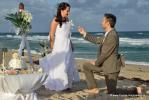 Heiratsantrag vom Braeutigam am Strand kniend