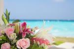 Fiori con sfondo mare turchese