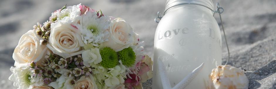 Heiraten in Florida Glas mit Love Schrift und Brautbouquet in Cremeweiss