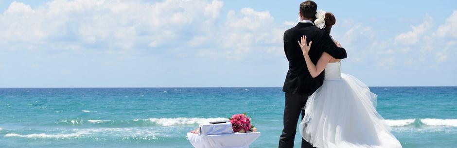 Heiraten in Miami mit Florida Hochzeiten Paar schaut auf das Meer Rueckenansicht