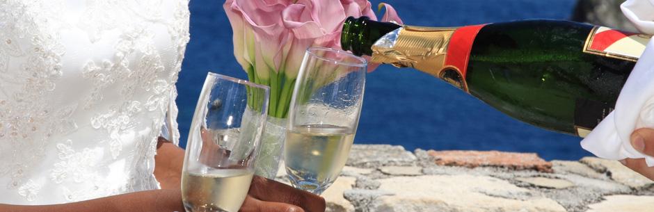 Heiraten in Florida in Miami und Naples Champagner und Glaeser mit Brautstrauss aus Calla Lilien