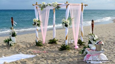 Heiraten mit Florida Hochzeiten unter einem Bambus Hochzeitsbogen