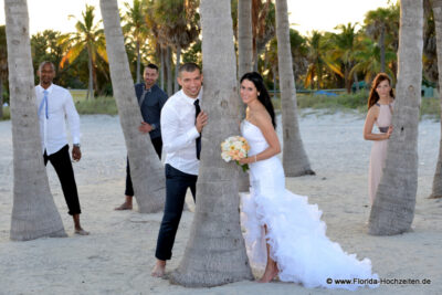 Hochzeit in Miami Beach mit Palmen, Hochzeitspaar und Gaesten, Spassfotos