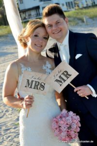 Hochzeit am Strand von Delray Beach mit Paar als Mr. and Mrs.