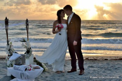 Romantische Strandhochzeit in Florida zum Sonnenaufgang
