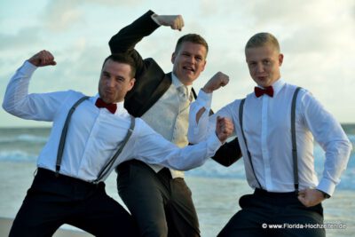 Spassfoto Braeutigam und Best Men posen lustig