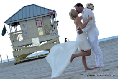 Crandon Park auf Key Biscayne mit Hochzeitspaar in weiss gekleidet und Brautstrauss und Watchtower
