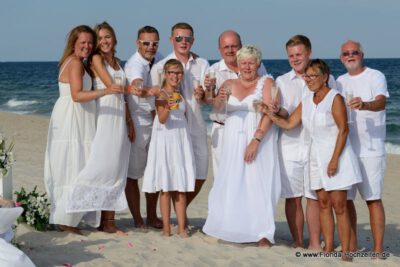 Strandhochzeit mit Gaesten alle in weiss gekleidet