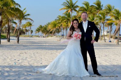 Hochzeitspaar auf Key Biscayne mit Palmen im Hintergrund