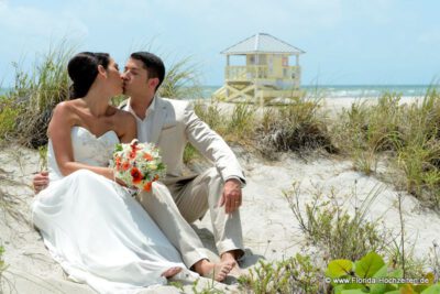 Paar sitzt in den Duenen nach Trauung von Florida Hochzeiten auf Key Biscayne