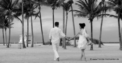 Paar laeuft am Strand von Key Biscayne nach Trauung