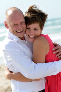 Florida Hochzeiten und Paar in liebevoller Umarmung am Beach