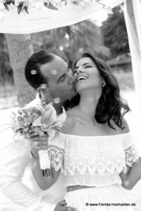 Florida Hochzeit mit Lanaibogen und Brautpaar lachend