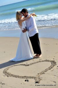 Hochzeitspaar mit Herz im Sand Florida Hochzeiten