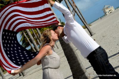 Florida Heavenly Weddings mit Amerikanischer Flagge , Sandstrand und Palmen