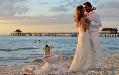 Hochzeit am Pier von Naples zum Sonnenuntergang