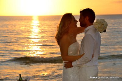 Sonnenuntergangstimmung nach Trauung in Naples mit Brautpaar