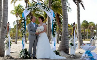 Florida Hochzeit unter Palmen mit Rosenbogen in tuerkis