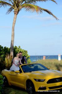 Ford Mustang und Brautpaar unter Palmen in Delray Beach