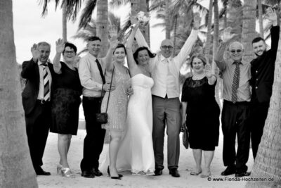 Glueckliche jubelnde Hochzeitsgesellschaft in Florida