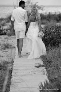 Heiraten in Florida romantisch Paar auf Steg geht in den Sonnenuntergang
