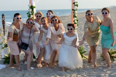 Hochzeitsgesellschaft mit lustigen Brillen und Spass am Strand von Miami mit Florida Hochzeiten