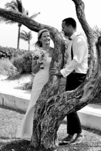 Hochzeitspaar beim Fotoshooting mit dekorativem Baum als Motiv
