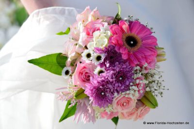 Liebevoll gebundendes Hochzeitsbouquet in Pink und Rosa