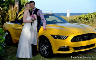 Muscle Car und Brautpaar mit Meer im Hintergrund