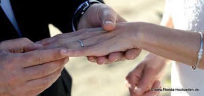 Ringwechsel und Jawort am Strand von Florida