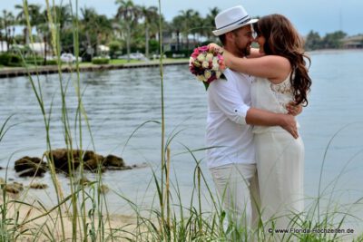 Romantische Zeremonie am Inlet Park mit Meer im Hintergrund