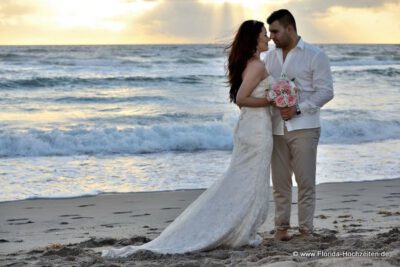 Sonnenaufgangs Hochzeit in Floirda mit Paar und Meer im Hintergrund